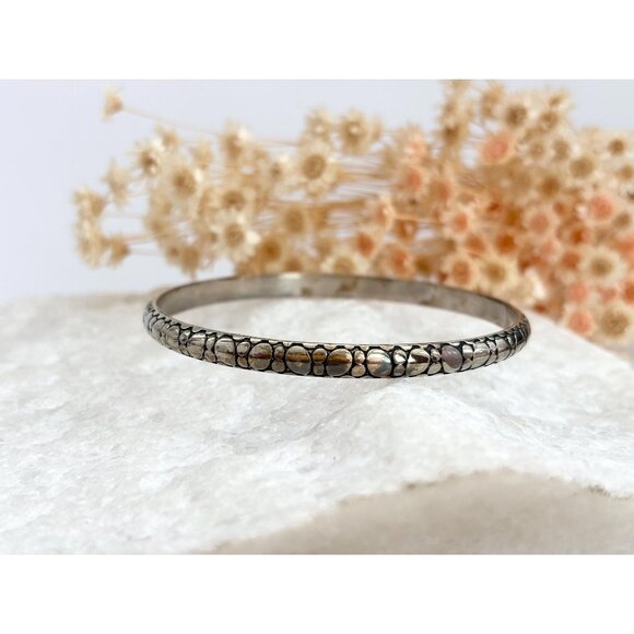 Monet Designed Pebble Designed Silver Toned Vintage Bangle Bracelet - Picture 1 of 10